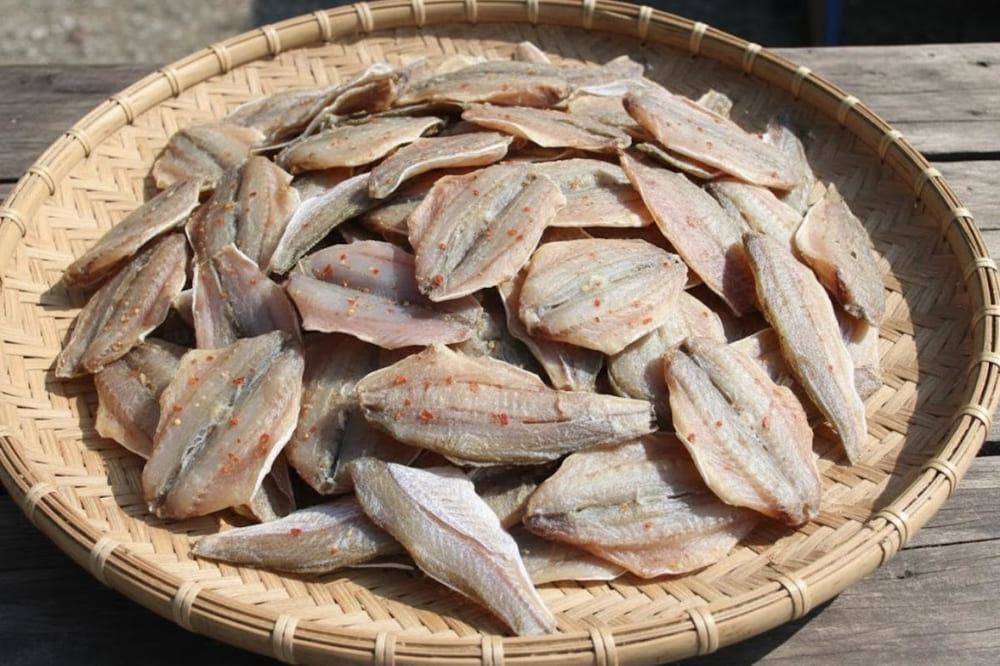 Bạn c&oacute; thể mua m&oacute;n kh&ocirc; c&aacute; b&ocirc;ng lau đặc sản Tiền Giang về nh&agrave;